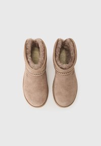 UGG CLASSIC MINI CRESCENT - Ankle boots - caribou