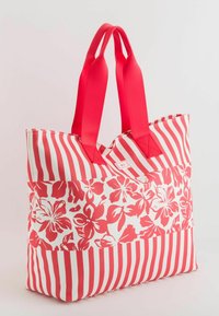 Rood-witte gestreepte draagtas met bloemenpatroon, gemaakt van stof. Voorzien van twee stevige rode hengsels en heeft een gestructureerde vorm.