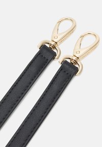 Curea din piele neagră cu finisaj texturat, având accesorii și închizători din metal cu tonuri aurii, gravate cu "VALENTINO."