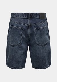 Σκούρα μπλε τζιν σορτς με δύο πίσω τσέπες, θηλιές για ζώνη και μαύρο έμβλημα στη ζώνη, εμφανίζεται από πίσω σε λευκό φόντο.