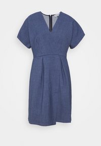 Jeansklänning med V-hals, korta ärmar och markerad midja. Har veck och dragkedjestängning bak. Mörkblå färg.