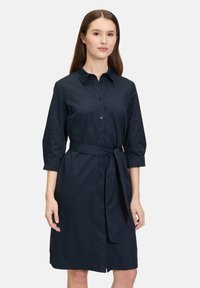 Abito camicia blu navy in misto cotone, con colletto, chiusura a bottoni, maniche a tre quarti e cintura in vita.