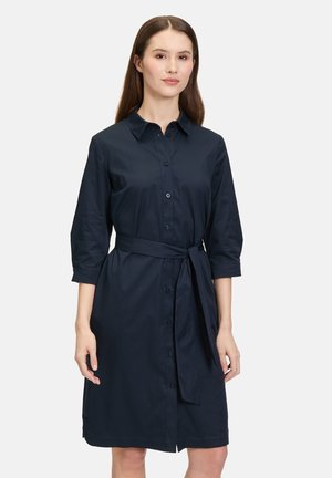 Robe chemise bleu marine en mélange de coton, avec un col, une fermeture à boutons sur le devant, des manches trois-quarts et une ceinture à la taille.