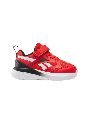 Scarpa da ginnastica per bambini rossa e nera con suola bianca, strisce bianche, lacci e una chiusura a strappo su sfondo bianco.