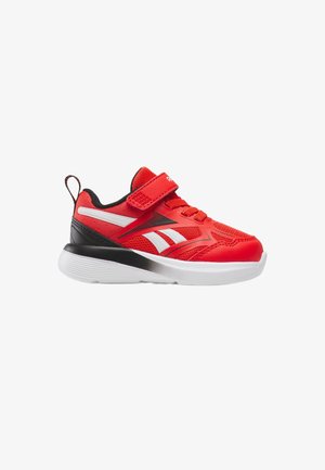 Scarpa da ginnastica per bambini rossa e nera con suola bianca, strisce bianche, lacci e una chiusura a strappo su sfondo bianco.