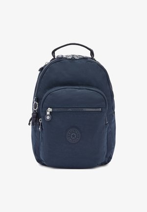 Zaino in nylon blu navy con una forma arrotondata, tasca frontale con zip, etichetta con logo e una finitura testurizzata e resistente. Dotato di maniglia superiore e spallacci regolabili.