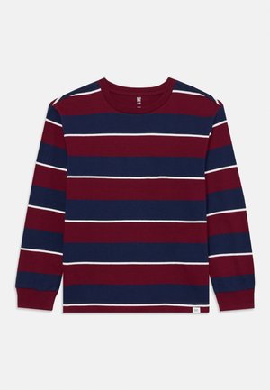 Chemise à manches longues avec des rayures horizontales bordeaux, bleu marine et blanches. Encolure ras du cou et texture douce, avec une étiquette en bas.