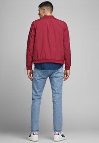 Jack & Jones JJERUSH - Bomberjacka - rio red