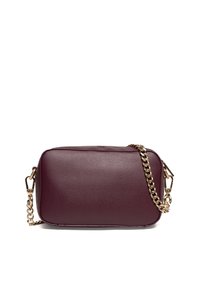 Bordowa skórzana torebka na ramię o prostokątnym kształcie, fakturowanej powierzchni i złotym łańcuszkowym pasku, z zamkiem błyskawicznym i zaokrąglonymi krawędziami.