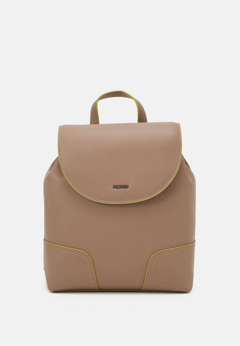 Petit sac à dos en cuir beige avec fermeture à rabat et poignée supérieure, accentué par un passepoil jaune subtil et un petit logo sur le devant.