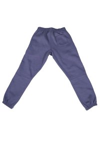 Fialové tepláky s elastickým pasem, zúženými nohavicemi a jednou zadní kapsou. Materiál je měkký, s hladkým povrchem.