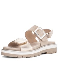 Beige open-toe sandalen met metallic accenten, verstelbare band, gevoerde binnenzool en een dikke rubberen outsole in wit en bruin met profiel.