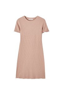 Robe rose pastel à manches courtes en tissu côtelé, dotée d'un col rond et d'un ourlet festonné pour plus de texture.