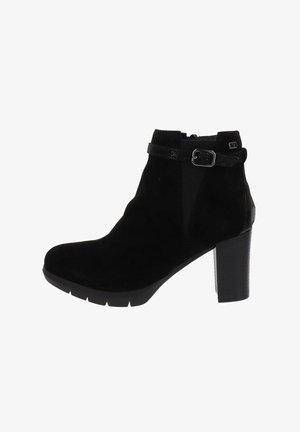 Botín de ante negro con tacón cuadrado, correa lateral con hebilla y panel trasero texturizado.