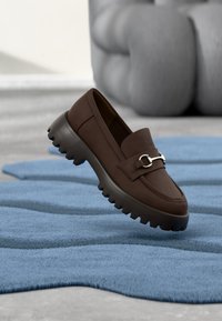 Επιλέχθηκε, dark brown