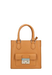 Borsa a mano in pelle marrone chiaro con finitura texturizzata, forma quadrata, manici corti e pattina frontale con chiusura in argento e taschino piccolo.
