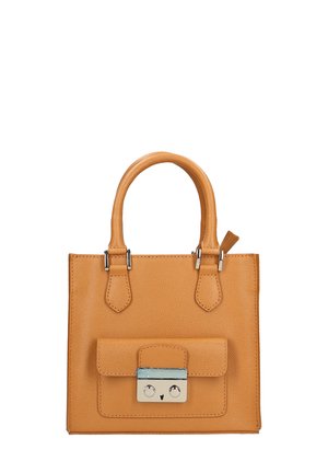 Borsa a mano in pelle marrone chiaro con finitura texturizzata, forma quadrata, manici corti e pattina frontale con chiusura in argento e taschino piccolo.