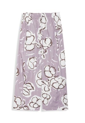 Løstsiddende lavendelbukser med store hvide og brune abstrakte blomsterprint og elastisk talje med bindebånd foran.
