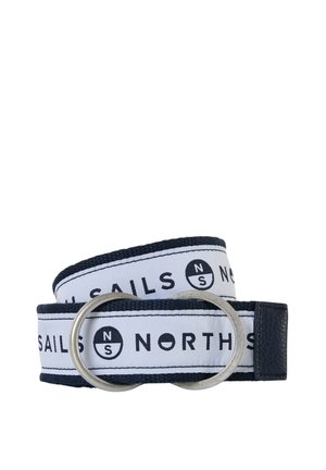Cintura in tessuto blu navy con una banda bianca con il testo "SAILS NORTH", completata da un anello in metallo argentato per la chiusura.