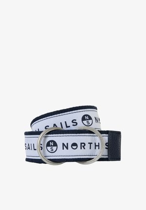 Cintura in tessuto blu navy con una banda bianca con il testo "SAILS NORTH", completata da un anello in metallo argentato per la chiusura.