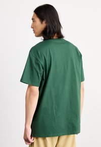 Carhartt WIP CHASE - Basic póló - sycamore tree/gold