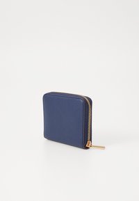 Portafoglio quadrato blu navy in pelle texture, con zip dorata e una leggera lucentezza. Design compatto per una facile portabilità.