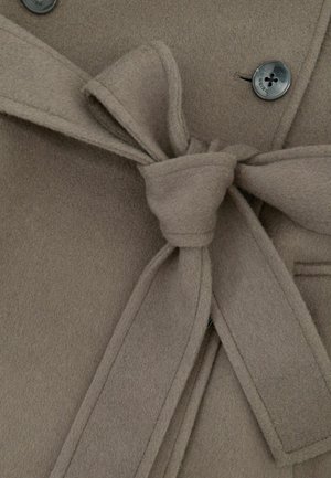 Hnedý vlnený kabát s opaskom na zaväzovanie, veľkými sivými gombíkmi a mäkkou textúrou s klasickým golierom.