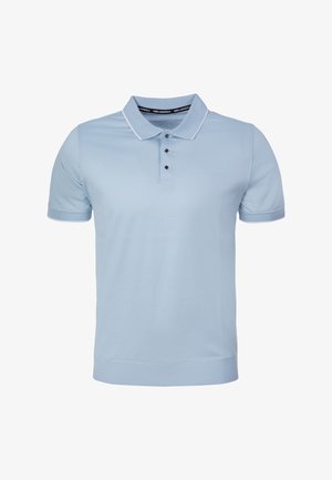 Polo à manches courtes bleu clair avec trois boutons noirs, col et bordures de manches texturés, et logo discret "Karl Lagerfeld" sur la poitrine.