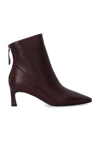 Burgundské kožené kotníkové boty s špičatou špičkou a 5 cm vysokým podpatkem. Mají zip na zadní straně a hladký, elegantní povrch.