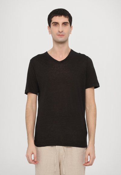 Sort, kortærmet V-hals t-shirt lavet af letvægtsstof. Har en afslappet pasform og subtil tekstur, parret med lyse bukser.