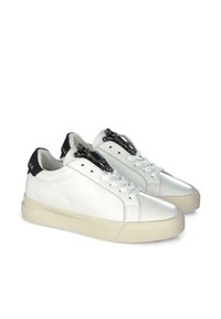 Baskets en cuir blanc avec une finition lisse, un tirant au talon noir, et un détail de zip noir distinctif sur le devant. Semelles en caoutchouc, forme de bout rond.