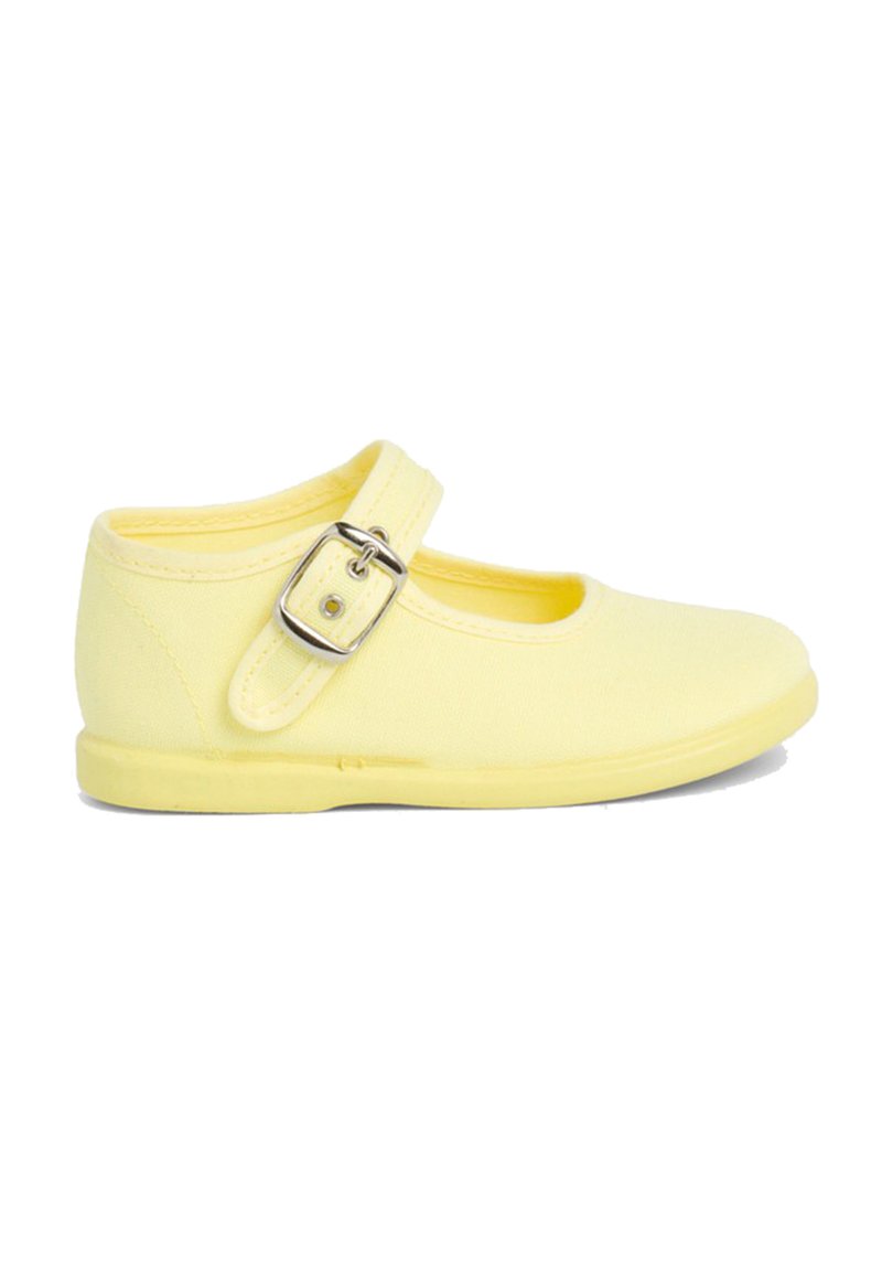 Zapato Mary Jane de lona amarilla con punta redonda, suela de goma plana y correa ajustable con hebilla metálica rectangular.