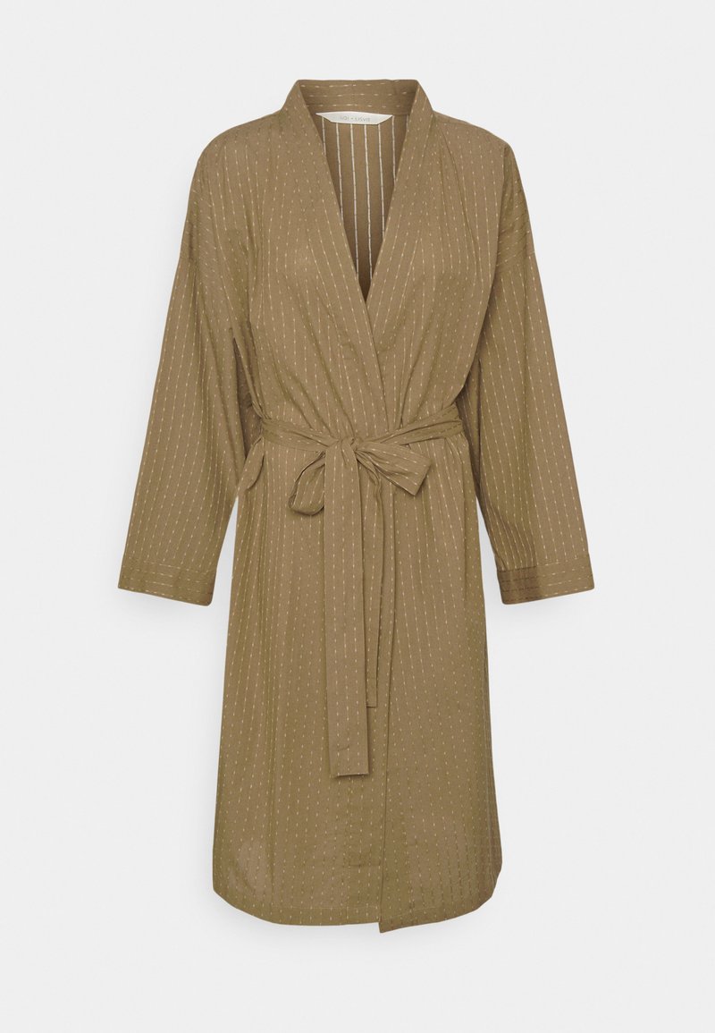 Robe verde-oliva com uma cintura cingida, mangas longas e riscas brancas verticais. Feita de um tecido macio com uma textura suave.