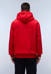 Felpa con cappuccio rosso in cotone; presenta un logo in rilievo sulla schiena, polsini e orlo a coste, con un cappuccio ampio.