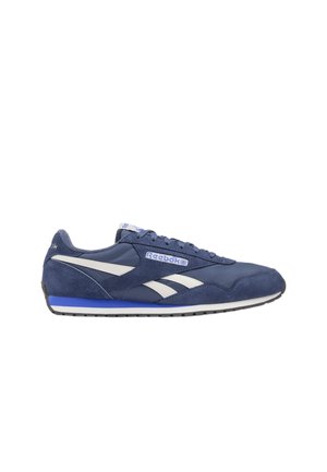 Baskets Reebok bleu marine avec des bandes blanches, semelle bleue et blanche, et devant lacé, affichées en profil sur fond blanc.