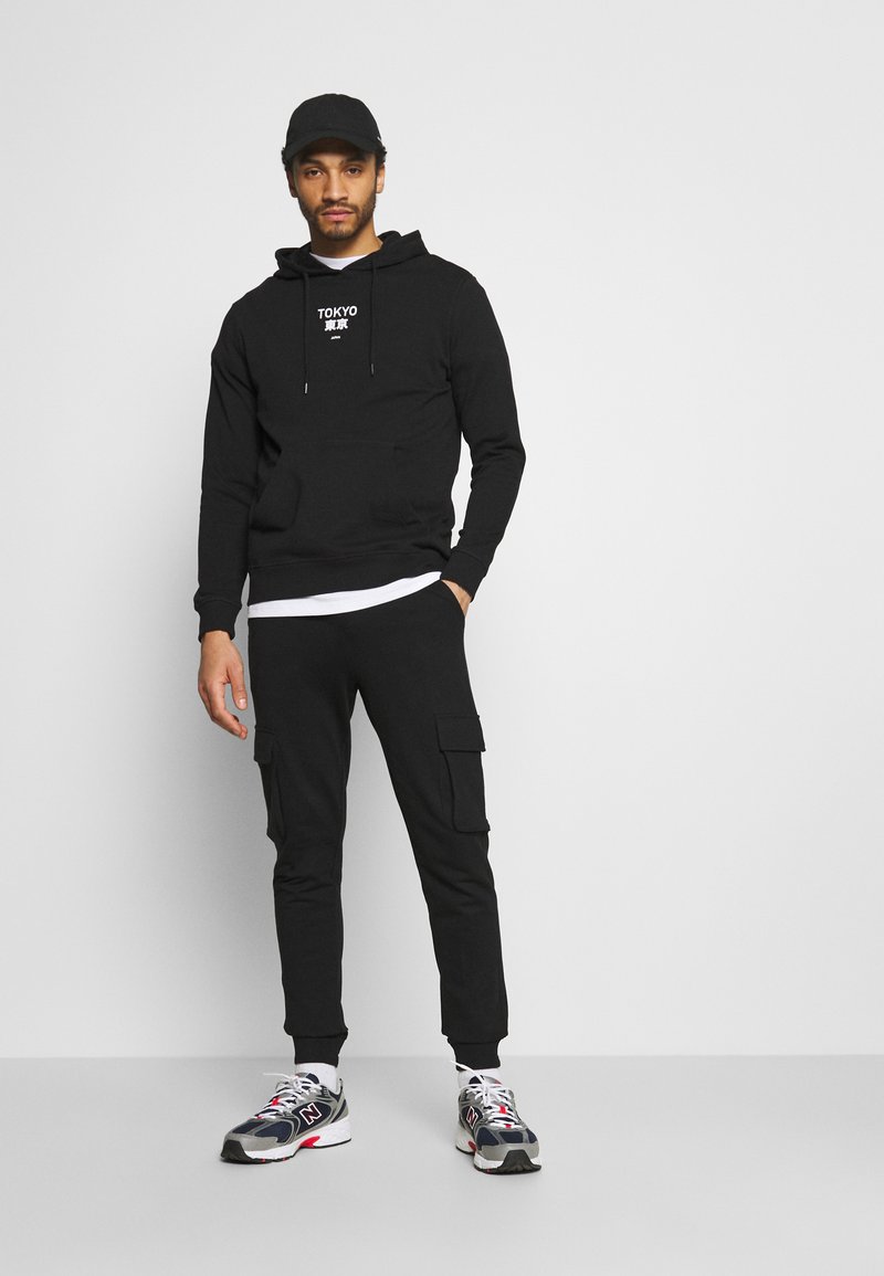 Herren Trainingsanzüge | Only & Sons ONSKIAN KENDRICK PANT Jogginghose black/schwarz - FD27161 Herren Trainingsanzüge | Only & Sons ONSKIAN KENDRICK PANT Jogginghose black/schwarz - FD27161