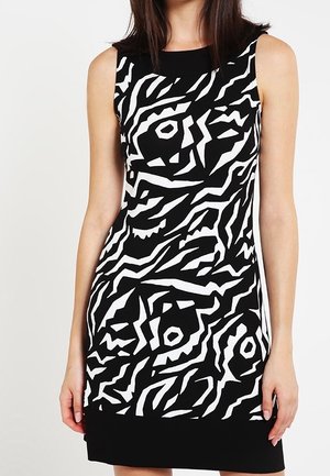Robe sans manches noir et blanc présentant un motif abstrait audacieux avec des rayures et des formes variées. Design décontracté, ajusté avec une coupe droite.