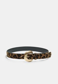 Tyndt bælte med leopardmønster og stort, skinnende, guldfarvet halvmåneformet spænde på hvid baggrund.