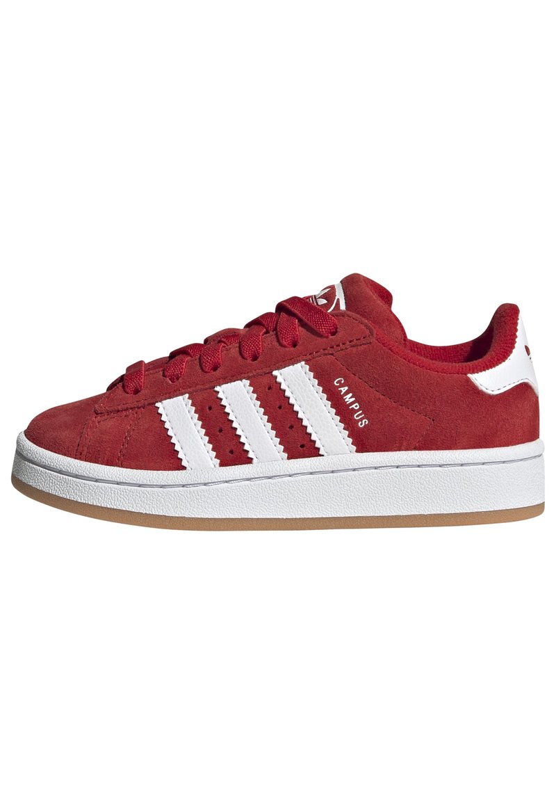Sneakers in suede rosso con tre strisce bianche, suola in gomma bianca e dettagli perforati. Presentano lacci tondi e una gola imbottita.