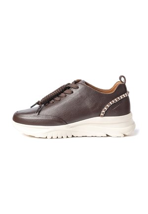 Baskets en cuir marron foncé avec semelle blanche épaisse, détail de lacets élastiques et accent de couture le long du talon sur fond blanc.