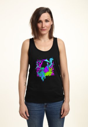 Zwarte tanktop met een levendig grafisch ontwerp van een eenhoorn, planten en kleurrijke abstracte elementen. Gemaakt van katoen en met een aansluitende pasvorm.