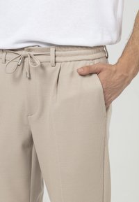 Just Like You REGULAR FIT WITH ELASTIC WAIST - Broek - beige