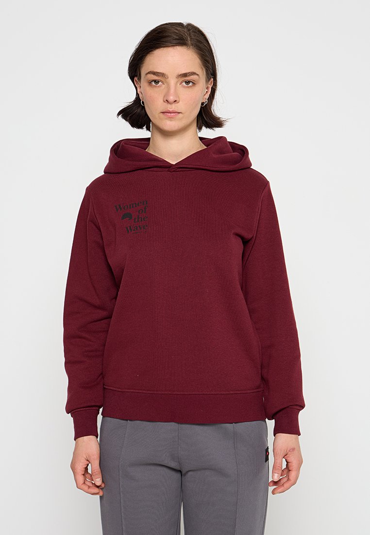 Burgunderfarbene Kapuzenpullover mit einer vorderen Kängurutasche, gerippten Bündchen und einem bedruckten Grafik, die "Women of the Wave" sagt.