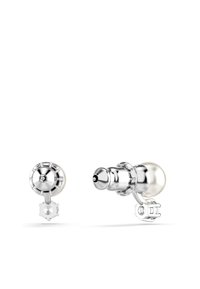 Metaløreringe med poleret sølvfinish, der har cirkulære studs og en forlænget hængedesign. Klar krystalaccent på én ørering.