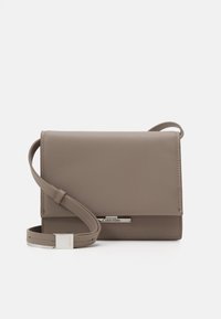 Compact grijze crossbodytas van gestructureerd synthetisch materiaal, voorzien van een flapsluiting, verstelbare band en zilverkleurige hardware accenten.