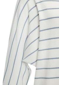 Weißer Stoff mit strukturiertem Muster, der horizontale blaue Streifen unterschiedlicher Dicke aufweist. Weicher, leichter Stoff; lässiges Design des Kleidungsstücks.