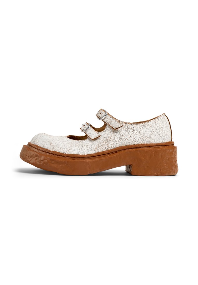 Białe, teksturowane buty na klamrę z okrągłym noskiem, z grubą brązową platformą. Dwa regulowane paski podkreślają ich design.