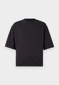 Μαύρο κοντομάνικο μπλουζάκι με στρογγυλή λαιμόκοψη, φτιαγμένο από λεία ύφασμα, με χαλαρή εφαρμογή και μινιμαλιστική σχεδίαση χωρίς διακοσμήσεις.