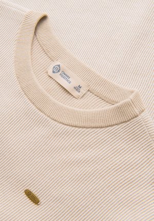 Beżowy sweter z prążkowanej dzianiny z zaokrąglonym dekoltem, widoczną metką marki "Ombre Heritage", rozmiar medium, oraz małą metalową metką na tkaninie.