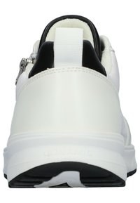 Weiße Sneaker mit glatter Lederoberfläche, schwarzen Akzenten an der Ferse, silbernen Beschlägen und einer strukturierten Zuglasche auf der Rückseite.